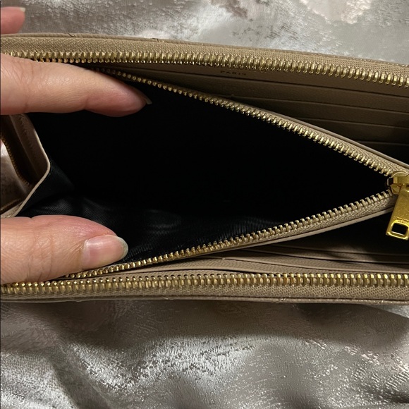 CASSANDRE MATELASSÉ ZIP AROUND WALLET IN GRAIN DE POUDRE LEATHER - Picture 9 of 10